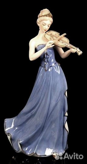 Фарфоровая статуэтка скрипачка