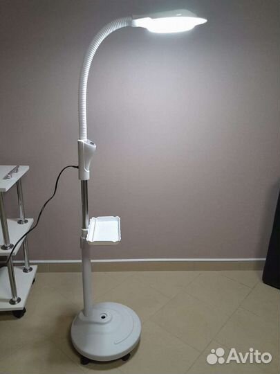 Лампа лупа на колесах