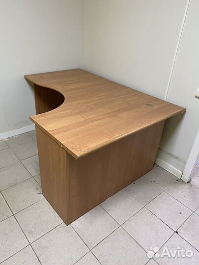 Офисный стол