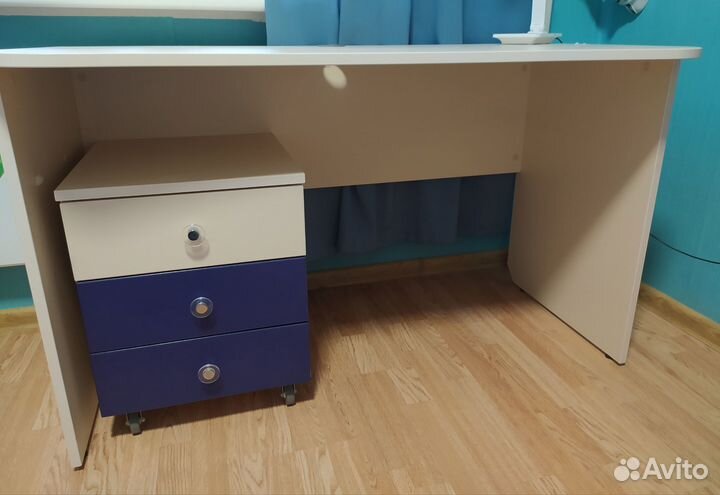 Письменный стол с тумбочкой для школьника