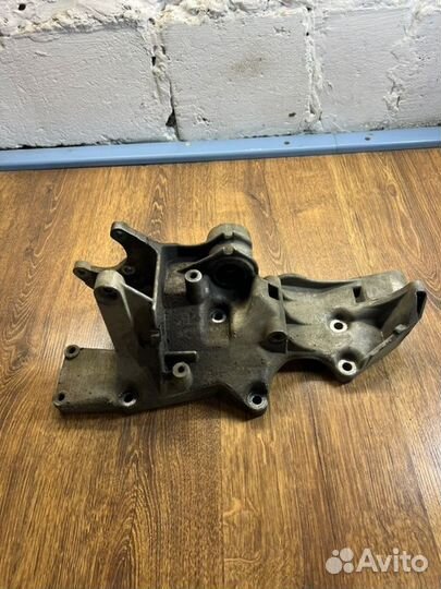 Кронштейн генератора Volkswagen Passat B5+ седан 1