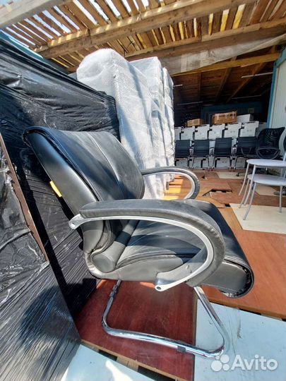 Кресло руководителя бу кожа, без колёсиков