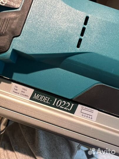 Степлер аккумуляторный строительный Kamolee