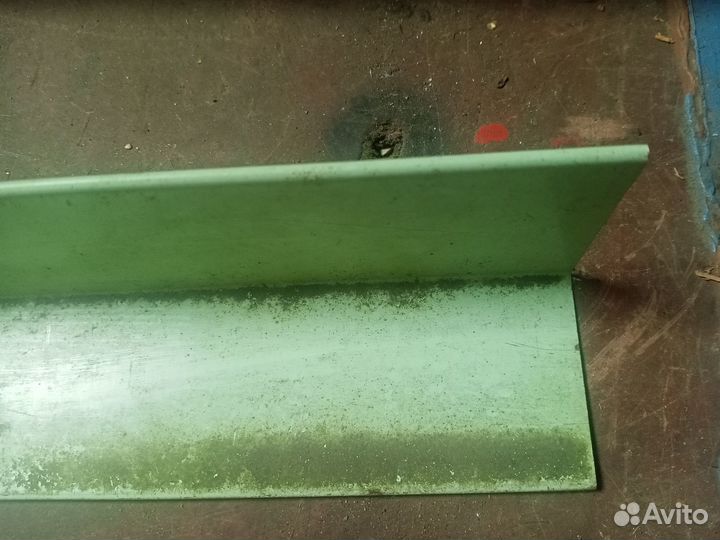 Уголок из жести