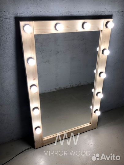 Гримерное зеркало в деревянной раме