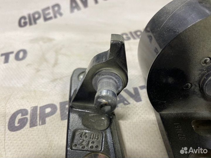 Петля двери передняя левая Mercedes-Benz C-Class