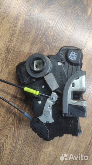 Замок боковой двери передний правый Toyota Avensis