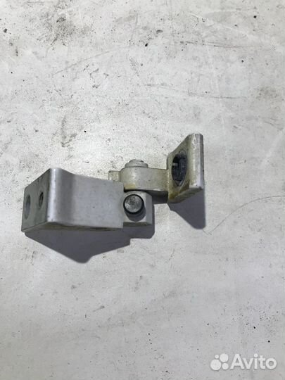 Петля правая нижняя Audi Q5 8R