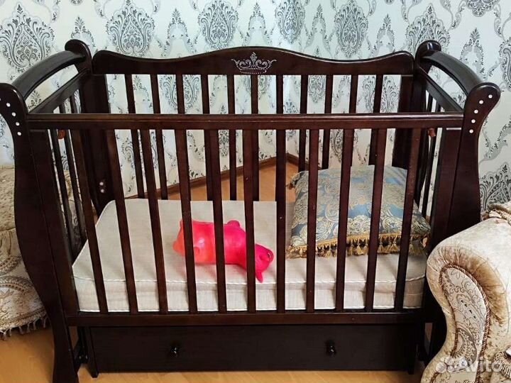 Детская кроватка с маятником
