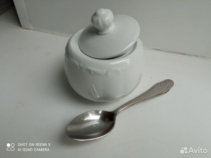 Стеклянные бокалы и стаканы, горшочек для мёда