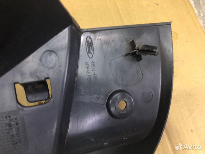 Обшивка багажника задняя правая Ford Focus 2