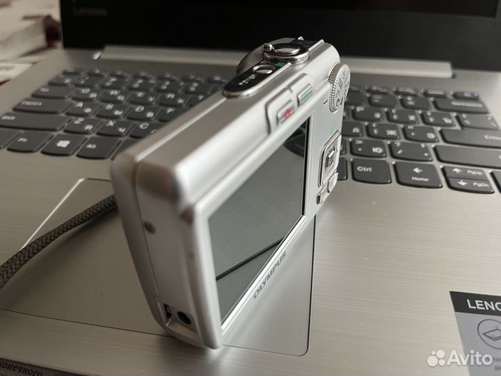 Компактный фотоаппарат olympus FE-210 работает