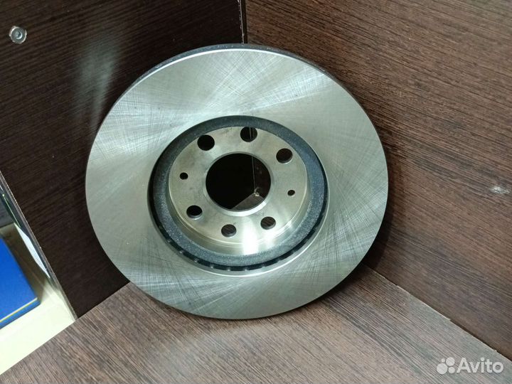 Диск тормозной передний Opel Corsa D