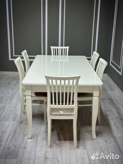 Стол и стулья в гостиную. В наличии