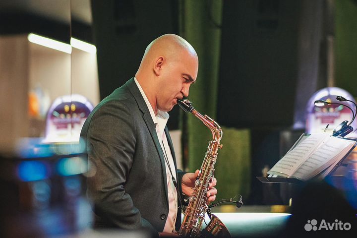 Саксофонист на праздник