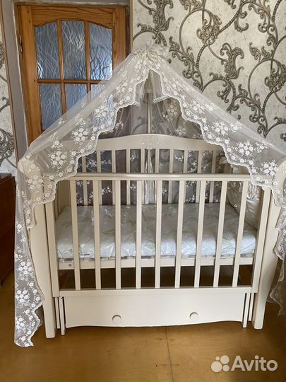 Детская кроватка с маятником