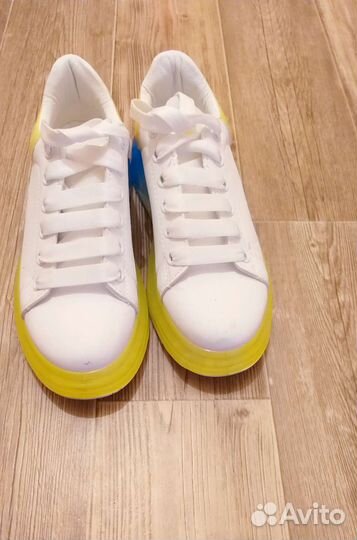 Женская кроссовка