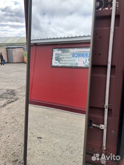 Дверь зеркальная на колёсиках