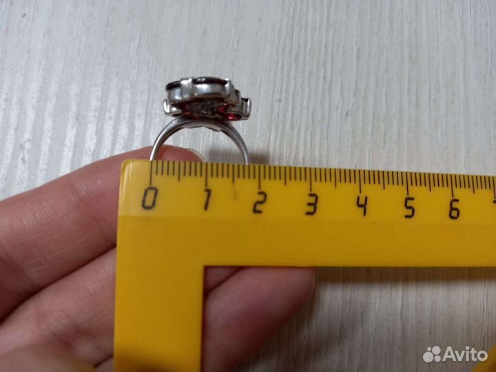 Серебряное кольцо с красными камнями