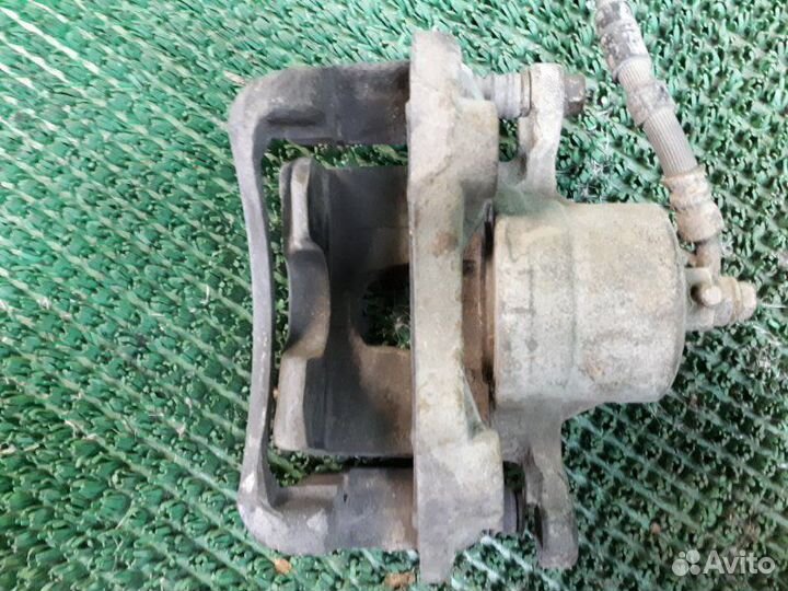 Суппорт передний левый Nissan Maxima A32 VQ20DE