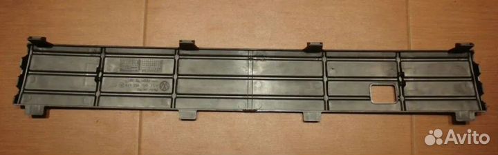 Заглушка решетки радиатора на фольксваген поло сед