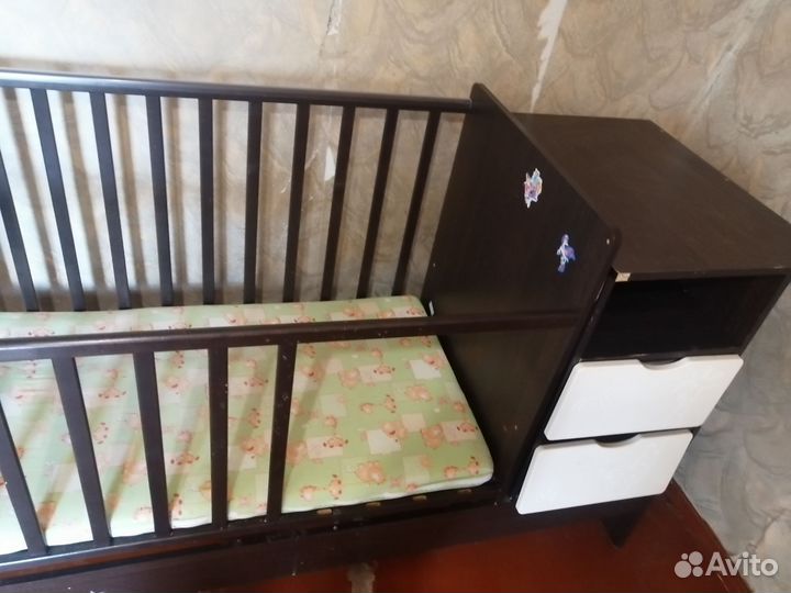 Детская кроватка с маятником и комодом