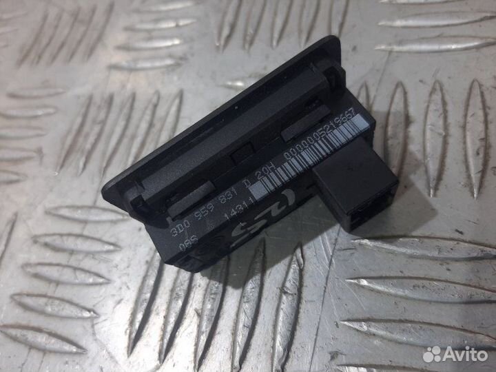 Кнопка открывания багажника Audi Q5 8R CDN 2011