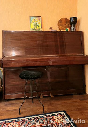 Пианино Красный Октябрь и винтовой табурет