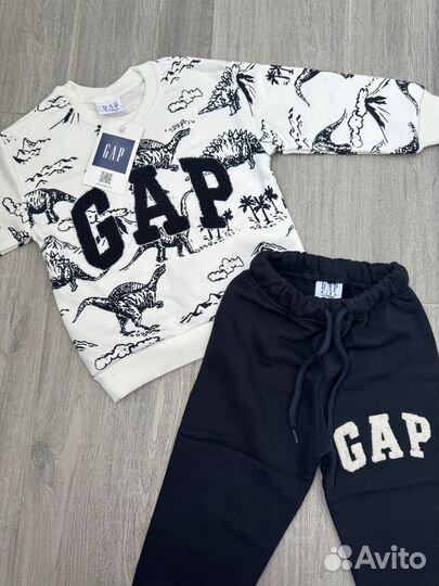 Костюм спортивный на мальчика Gap