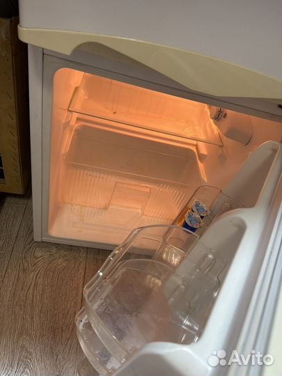 Холодильник бу маленький Shivaki