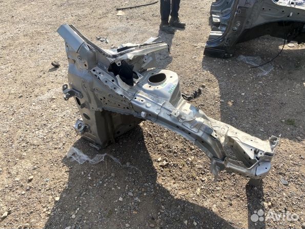 Передняя правая четверть Toyota Corolla E210