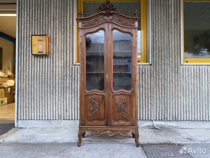 Книжный шкаф