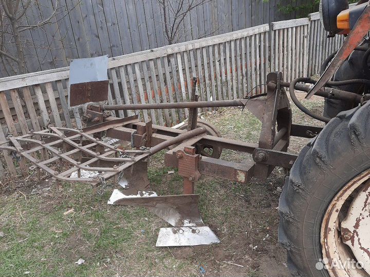 Вспашка земли плугом Т25