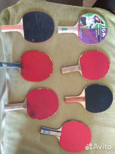 Набор разных ракеток для тенниса