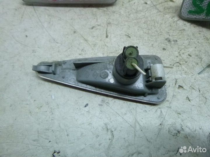 Повторитель на крыло правый renault sandero 2009