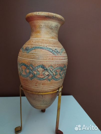 Керамическая ваза на подставке