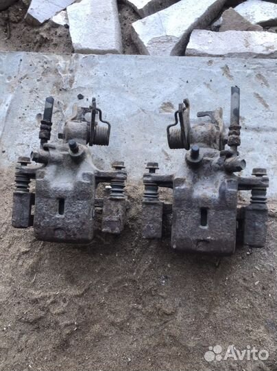 Задний тормозной суппорт Ниссан Максима А33