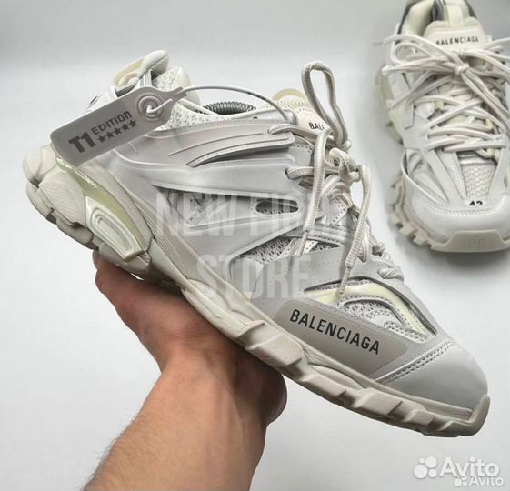 Кроссовки balenciaga track 1 белые на руках