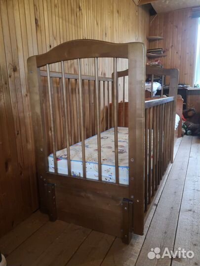 Кроватка детская с маятником и ящиком