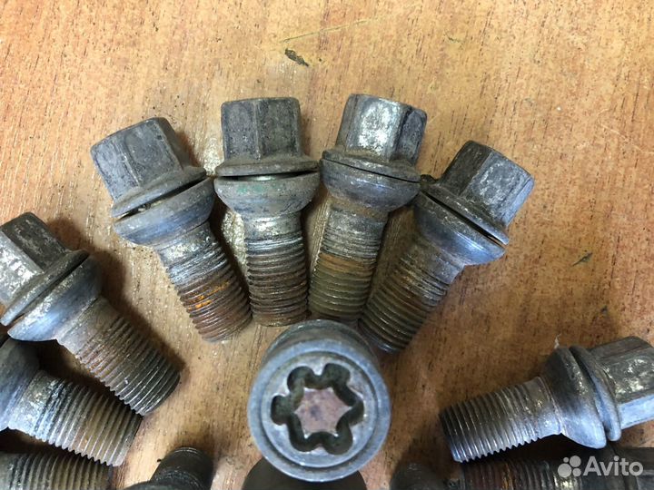 Комплект болтов с секретками Skoda Volkswagen