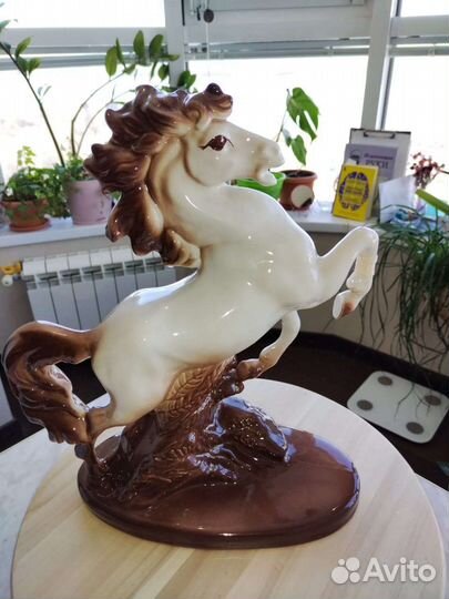 Статуэтка конь