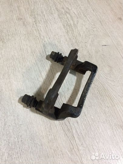 Скоба суппорта задняя левая Solaris Rio 3