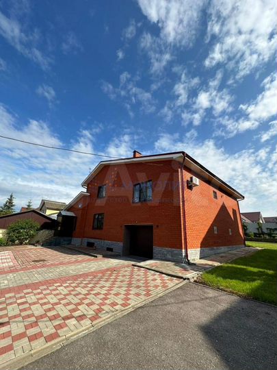 Коттедж 334 м² на участке 10 сот.