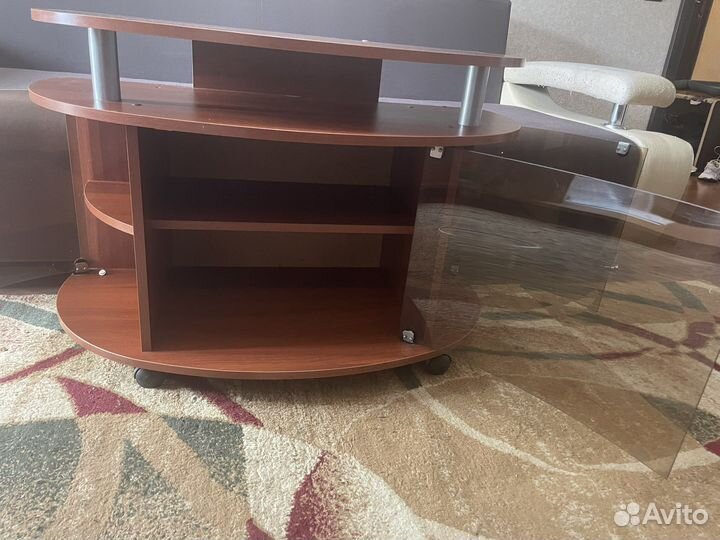 Тумба (стеклянные дверцы на магнитных замках )