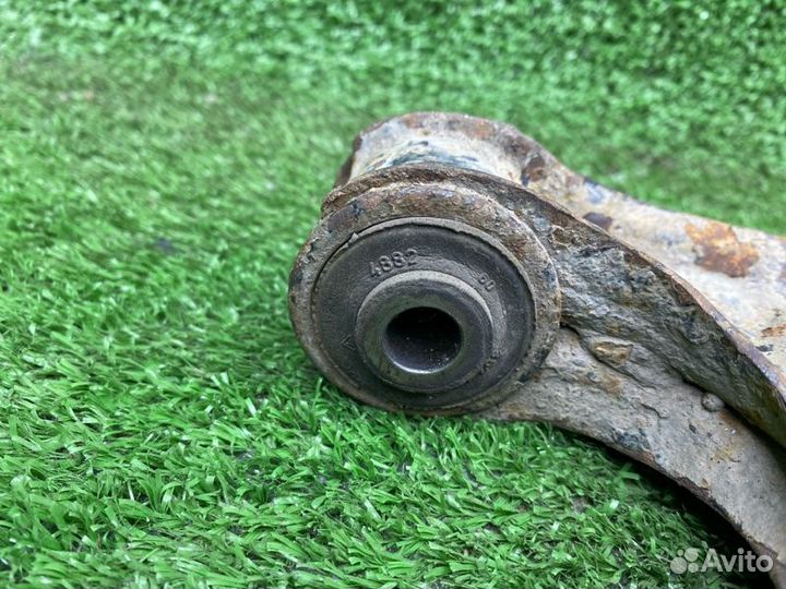 Рычаг правый Volkswagen Vento