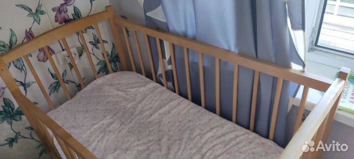 Детская кроватка с маятником