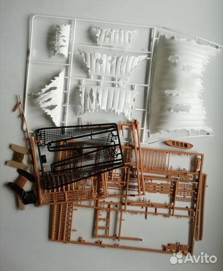 Остатки от сборной модели корабля