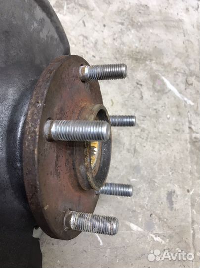 Кулак передний правый ступица лансер 10