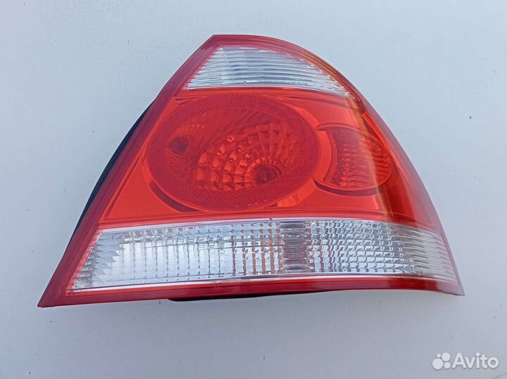 Задний правый фонарь на Nissan Almera Classic B10