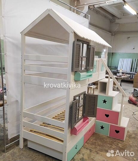Детская кровать домик с лестницей комодом